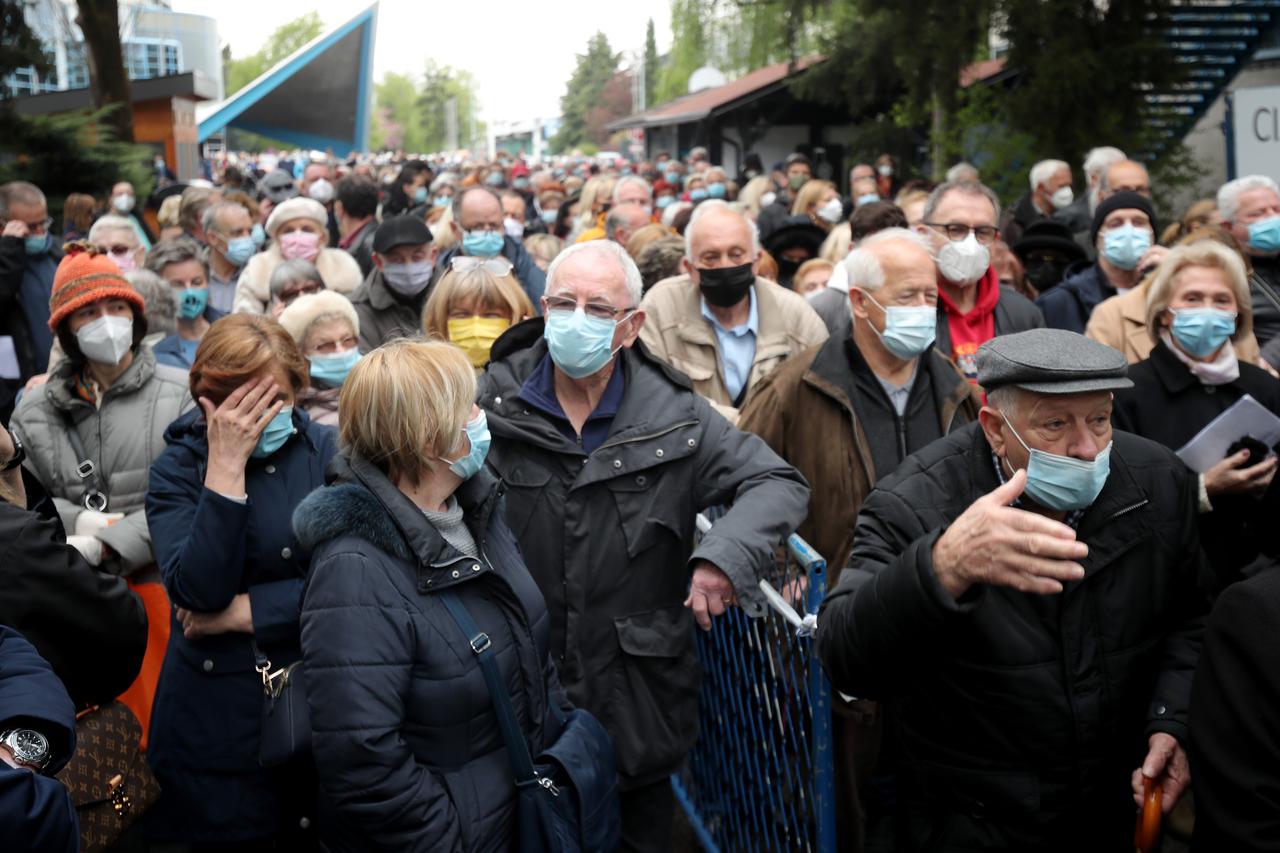 Zagreb: Gužva ispred Velesajma gdje je započelo cijepljenje Pfizerom