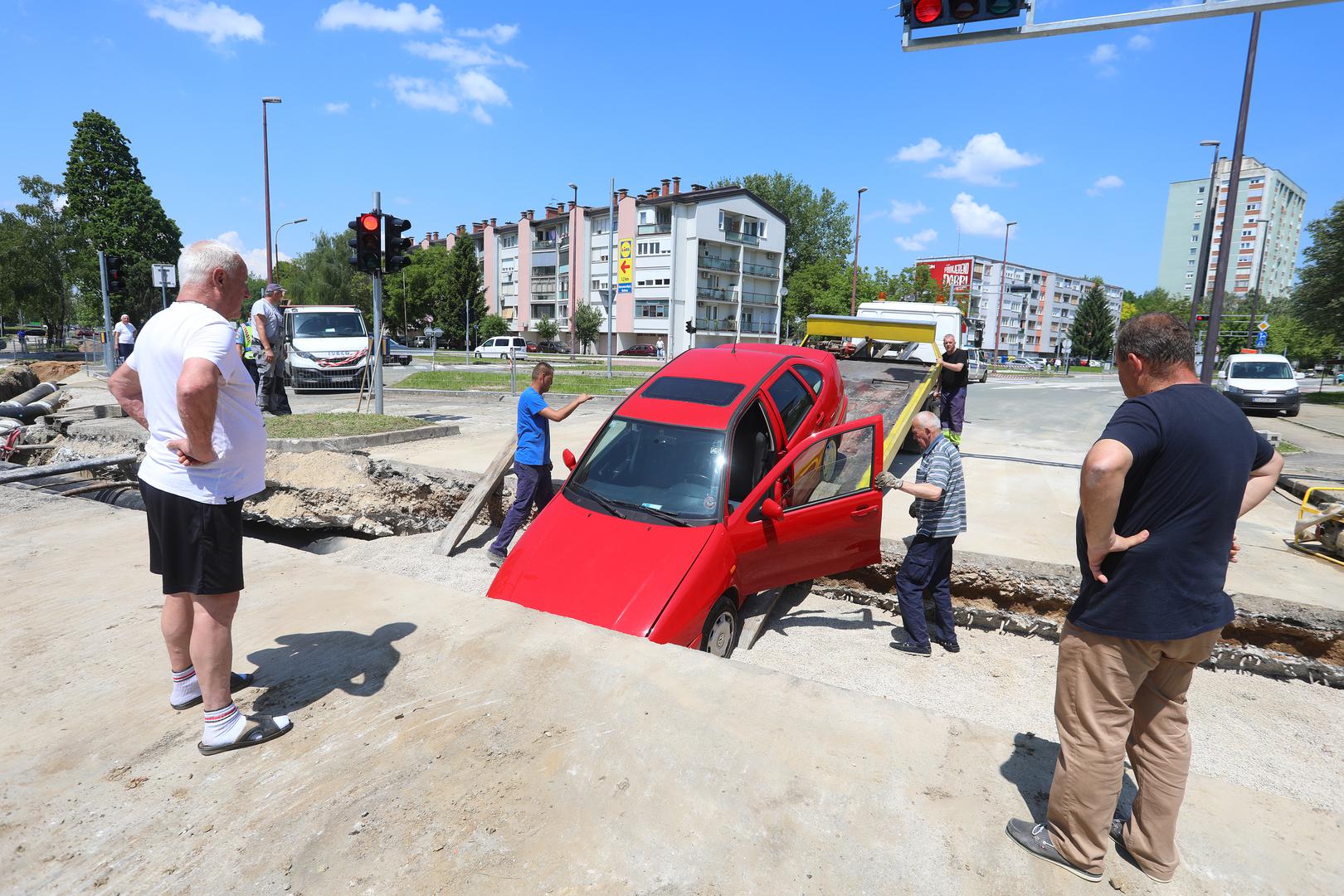 23.05.2023., Karlovac - Na uglu Senjske i Smiciklasove ulice  danas oko 13 sati stariji vozac ne postujuci zabranu prolaska usao je na gradiliste i osobnim automobilom uletio u prokopani jarak. 
 Photo: Kristina Stedul Fabac/PIXSELL