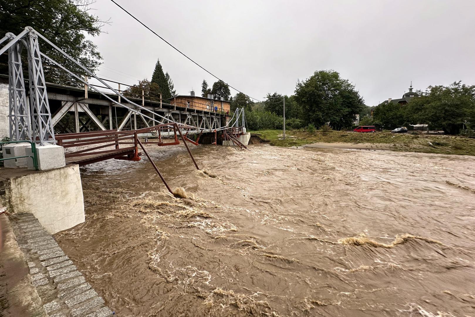 Głuchołazy (woj. opolskie), 15.09.2024. Dynamiczna sytuacja powodziowa. Rzeka Biała Głuchołaska zalała Głuchołazy, 15 bm. Niż genueński, który dotarł nad Polskę w czwartek 12 września, odpowiada za aktualne załamanie pogody i ulewne deszcze szczególnie na Dolnym Śląsku. (aldg) PAP/Michał Meissner Photo: Michał Meissner/PAP