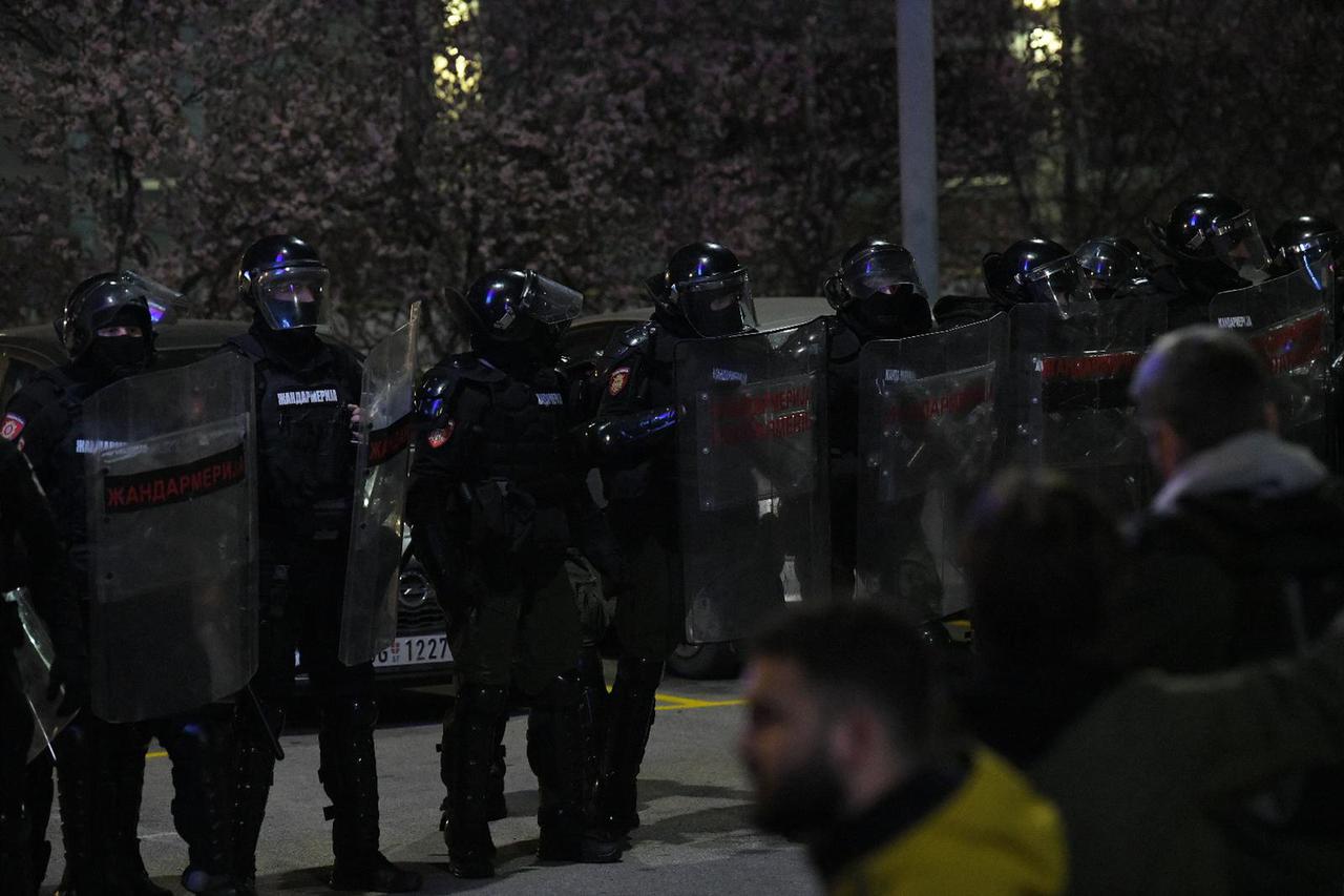 Beograd: Studenti u blokadi  objavili da su blokirali zgradu Radio-televizije Srbije (RTS) i najavili da će blokada trajati 22 sata