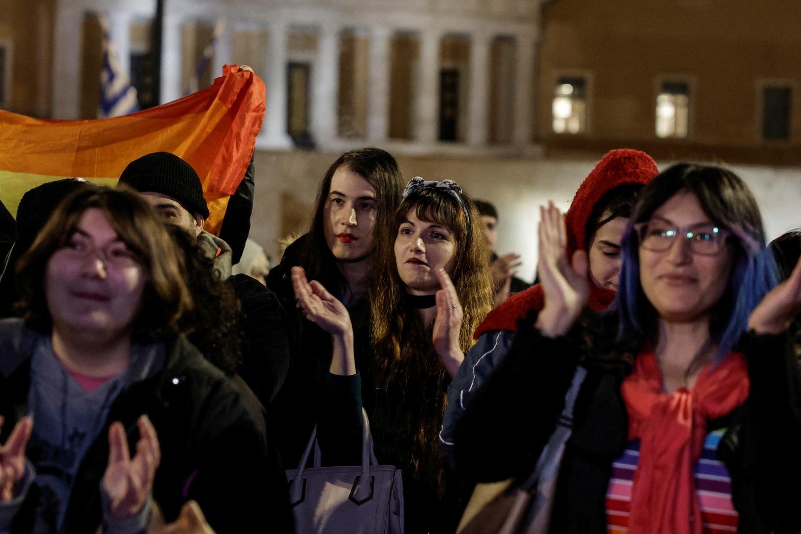 Prije glasanja povremeno su vođene žestoke rasprave. Manje ultrakonzervativne stranke, koje predstavljaju i vjerske fanatike, kao i predstavnici iz redova vladajućih konzervativaca, izjavili su da će zakon ignorirati tradiciju grčkog društva i učenja Kršćanske pravoslavne crkve.