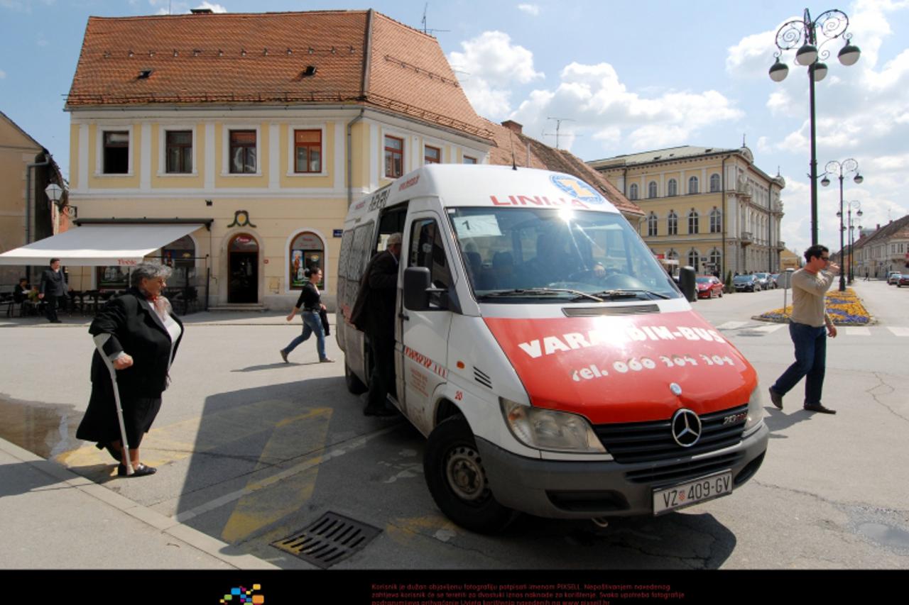 '15.04.2010., Trg Slobode, Varazdin - Tvrtka Varazdin bus tvrdi da posjeduje svu dokumentaciju za prijevoz putnika u okolne opcine,a  Ministarstvo prometa i veze im to ne dopusta Photo: Marko Jurinec/