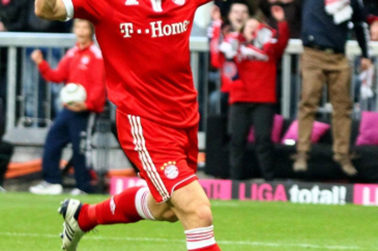 '17.04.2010, Allianz Arena, Muenchen, GER, 1. FBL, FC Bayern Muenchen vs Hannover 96, im Bild Ivica Olic (FC Bayern Nr.11) feiert nach dem Tor von Thomas Mueller (FC Bayern Nr.25)  , Foto U\\u0300 nph