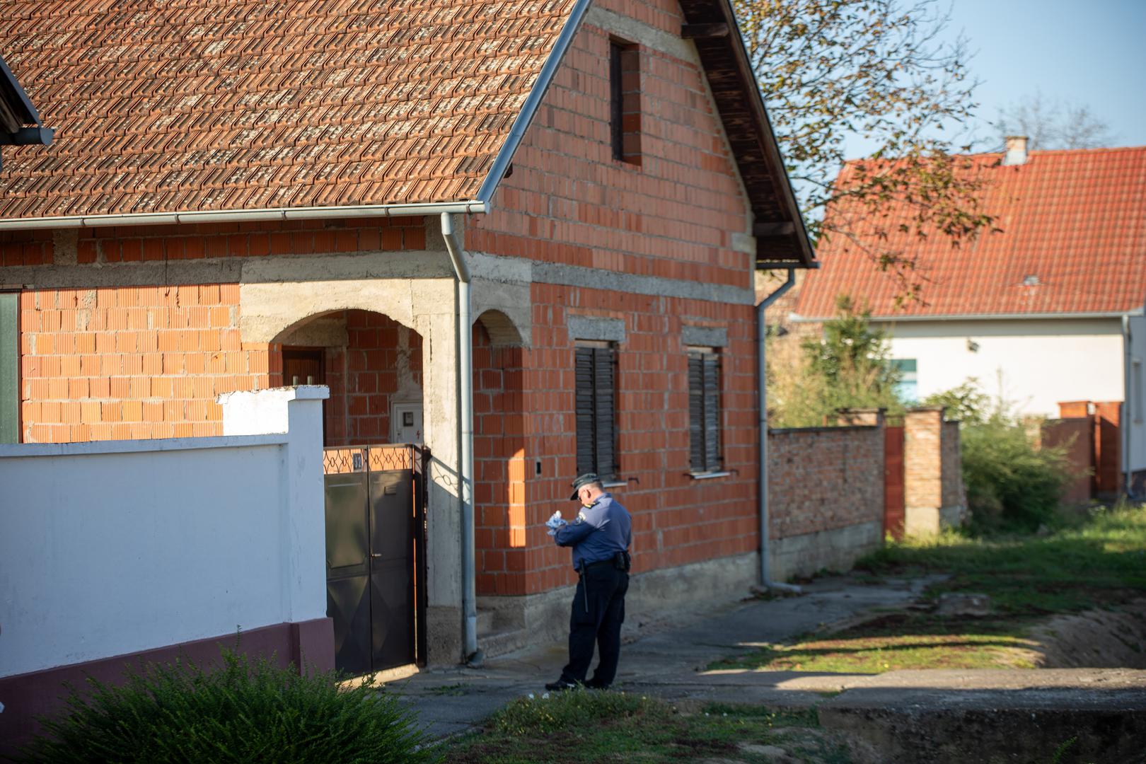 03.10.2023.,Tordinci - Muskarac se posvadjao sa susjedima, bacio im molotovljev koktel na kucu te se polio benzinom i zatvorio u svoju kucu. Photo: Borna jaksic/PIXSELL