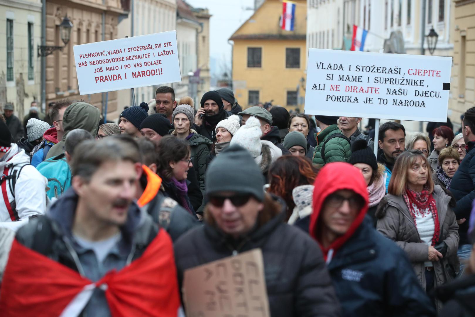 15.12.2021.,Zagreb - Na Markovu trgu poceli su se okupljat prosvjednici, a okupljanje budno prate brojni policijski sluzbenici.Prosvjednici ce svojim tijelima formirati bedem oko Markova trga 