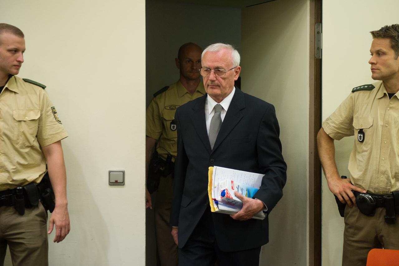 Former Yugoslav general Josip Perkovic (C) arrives to the higher regional court in Munich, Germany, 20 October 2014. The prosecution is accusing him of ordering the murder of Stjepan Durekovic in the Bavarian town of Wolfratshausen in 1983. Perkovic is be