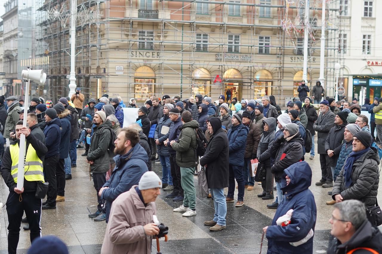 Zagreb: Molitelji su se okupili na Trgu bana J. Jelačića