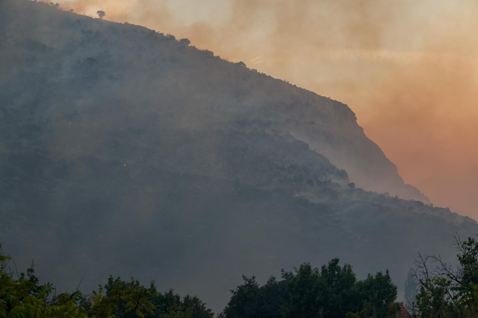 27.08.2024., Zrnovnica - U poslijepodnevnim satima vjetar je ponovno razbuktao pozar koji je usao u Zrnovnicu. Photo: Zvonimir Barisin/PIXSELL