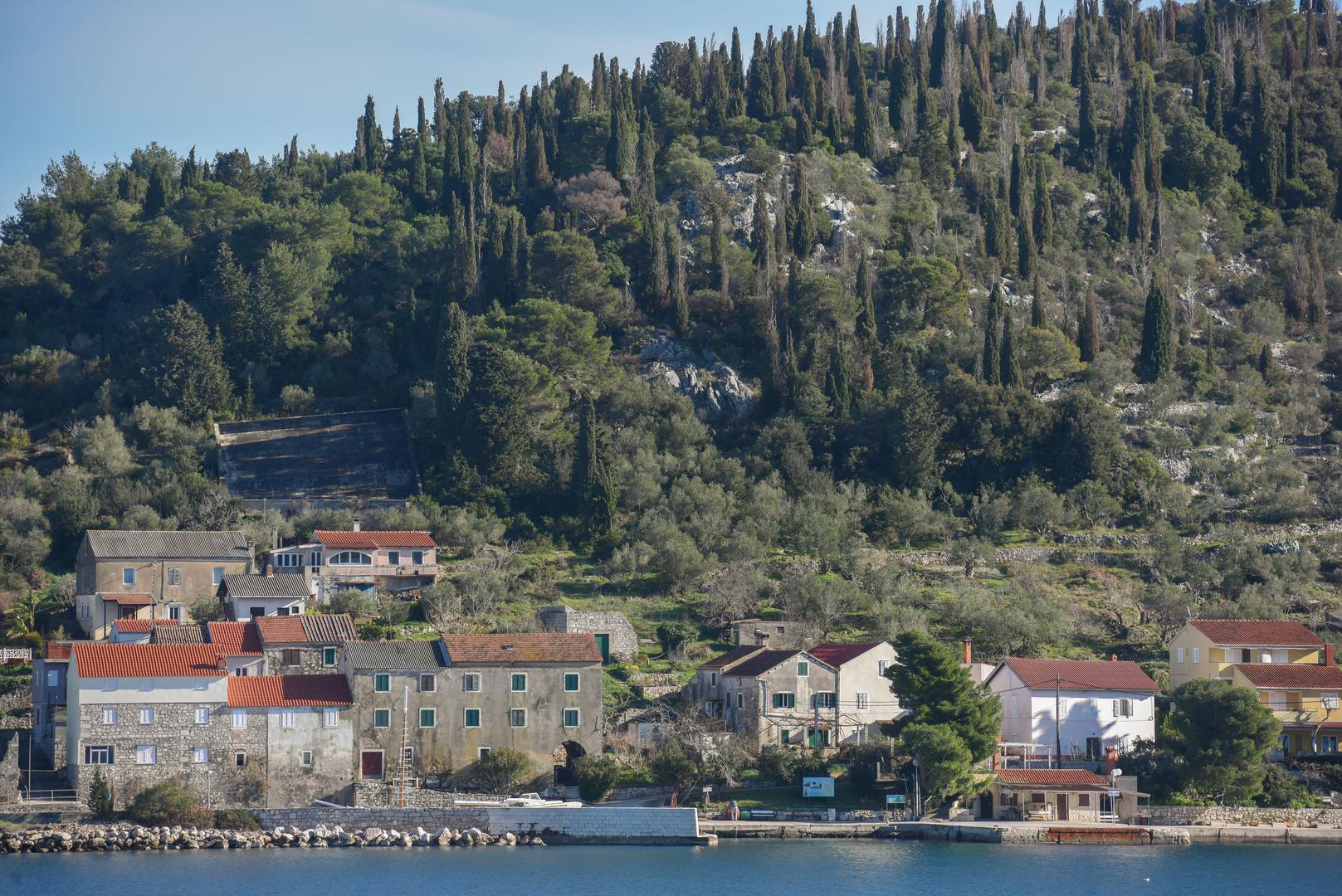 Ošljak (35 stanovnika) - Ošljak je najmanji naseljeni otok u Hrvatskoj, smješten u zadarskom kanalu, poznat po svojoj bogatoj vegetaciji i starim maslinicima.