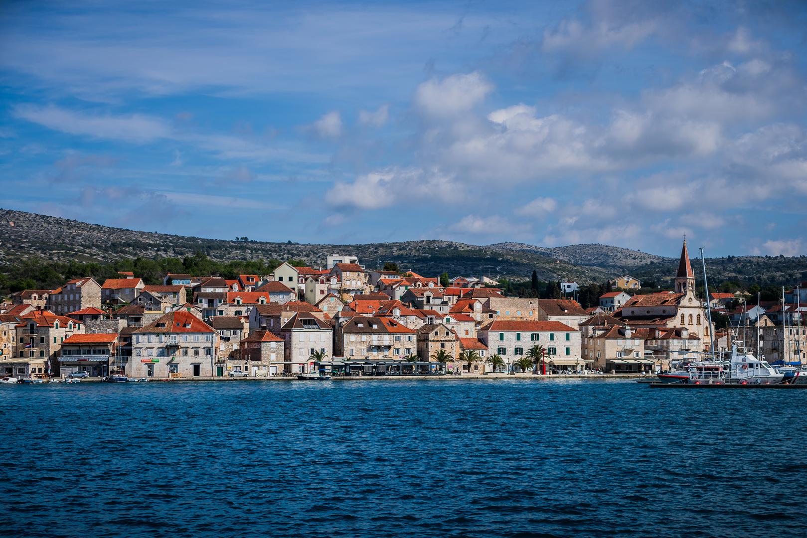 Temperature na njemu su tijekom cijele godine vrlo ugodne - živa na barometru se zimi rijetko spušta ispod ništice, a unatoč visokim temperaturama ljeti tu je ugodni maestral koji rashlađuje otok. 

