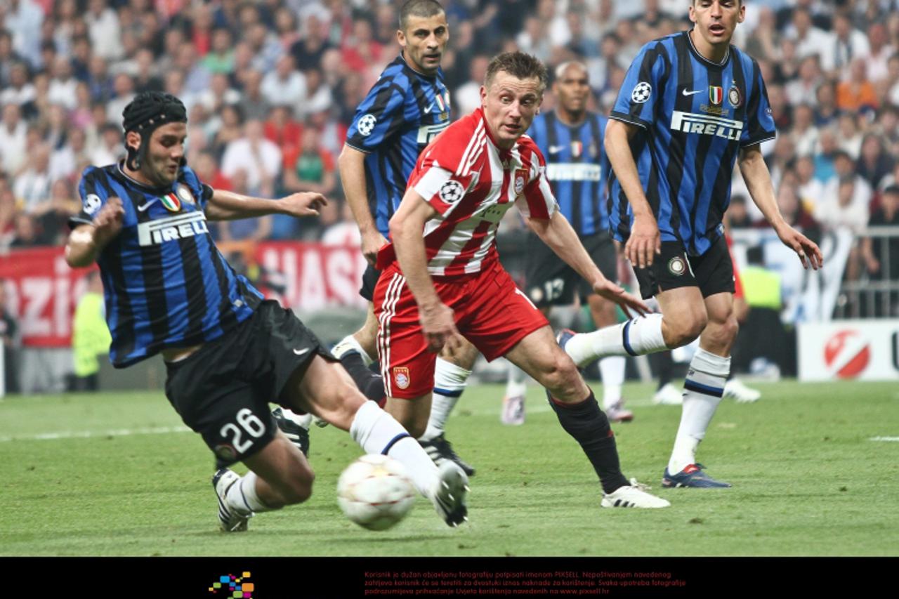 '22.05.2010, Estadio Santiago Bernabaeu, Madrid, ESP, CL 09/10, Bayern Muenchen vs Inter Mailand, Finale, im Bild Cristian Chivu (Mailand Nr.26) Ivica Olic (FC Bayern Nr.11) und Lúcio (Mailand Nr.6)  