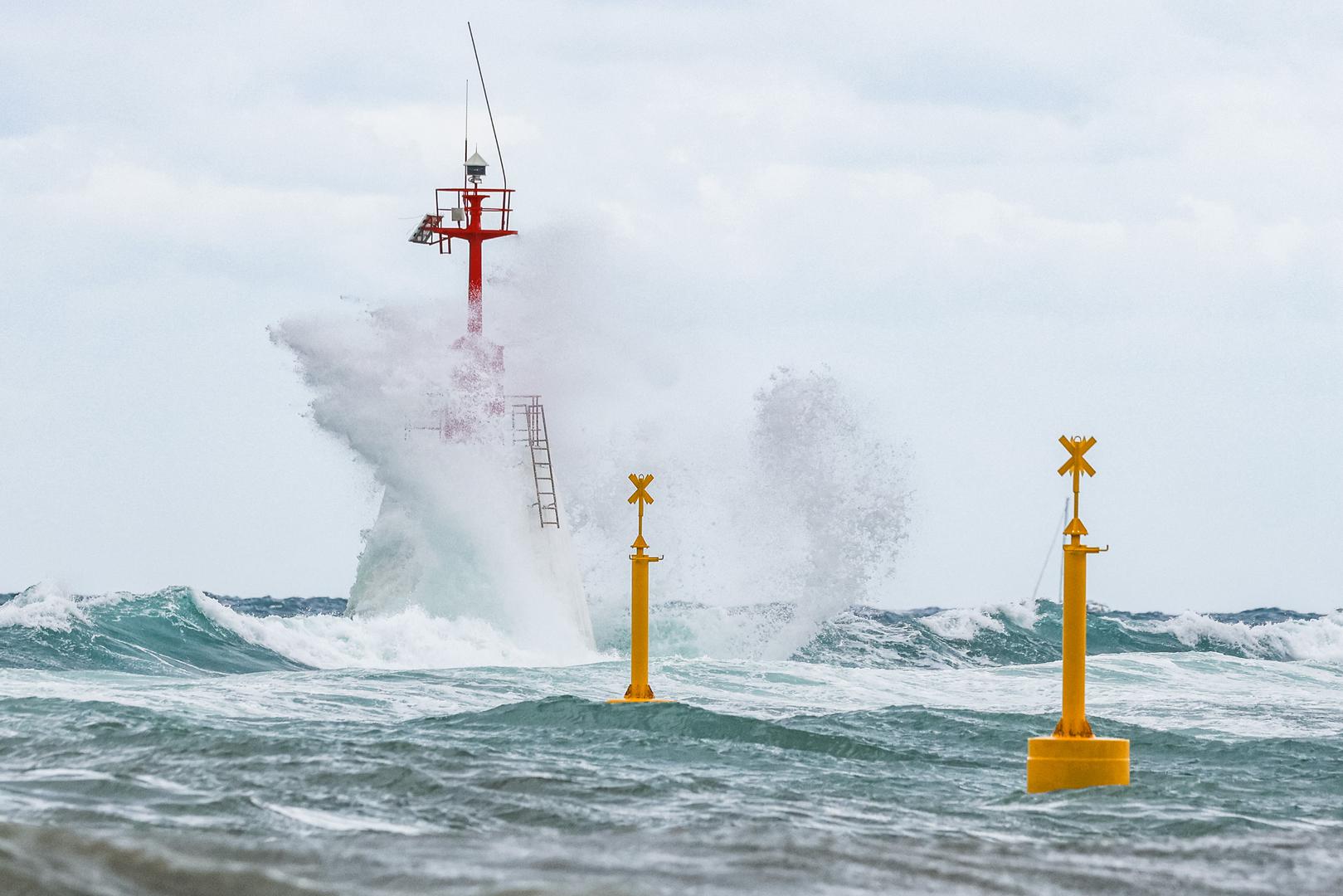 12.09.2024., Umag - Kisa je prvo potopila neke dijelove Umaga, a poslije je jak vjetar izmamio znatizeljne turiste i surfere na more. Photo: Srecko Niketic/PIXSELL