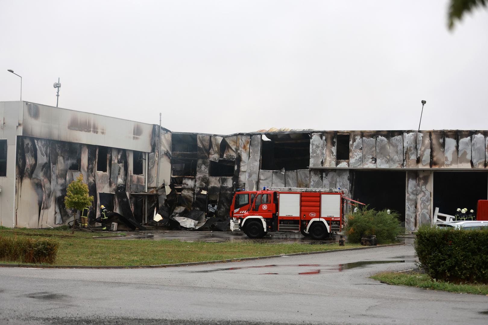 U osječkom Centru 112 navode kako se radi o požar više skladišnih prostora uz osječku južnu obilaznicu te da je vatrogasna intervencija još u tijeku.