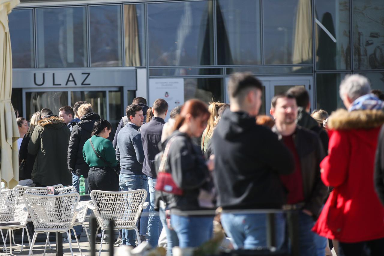 Brojni građani iskoristili lijepo vrijeme čekaujući u redu da posjete novootvorenu iStyle poslovnicu u Arena Centru 