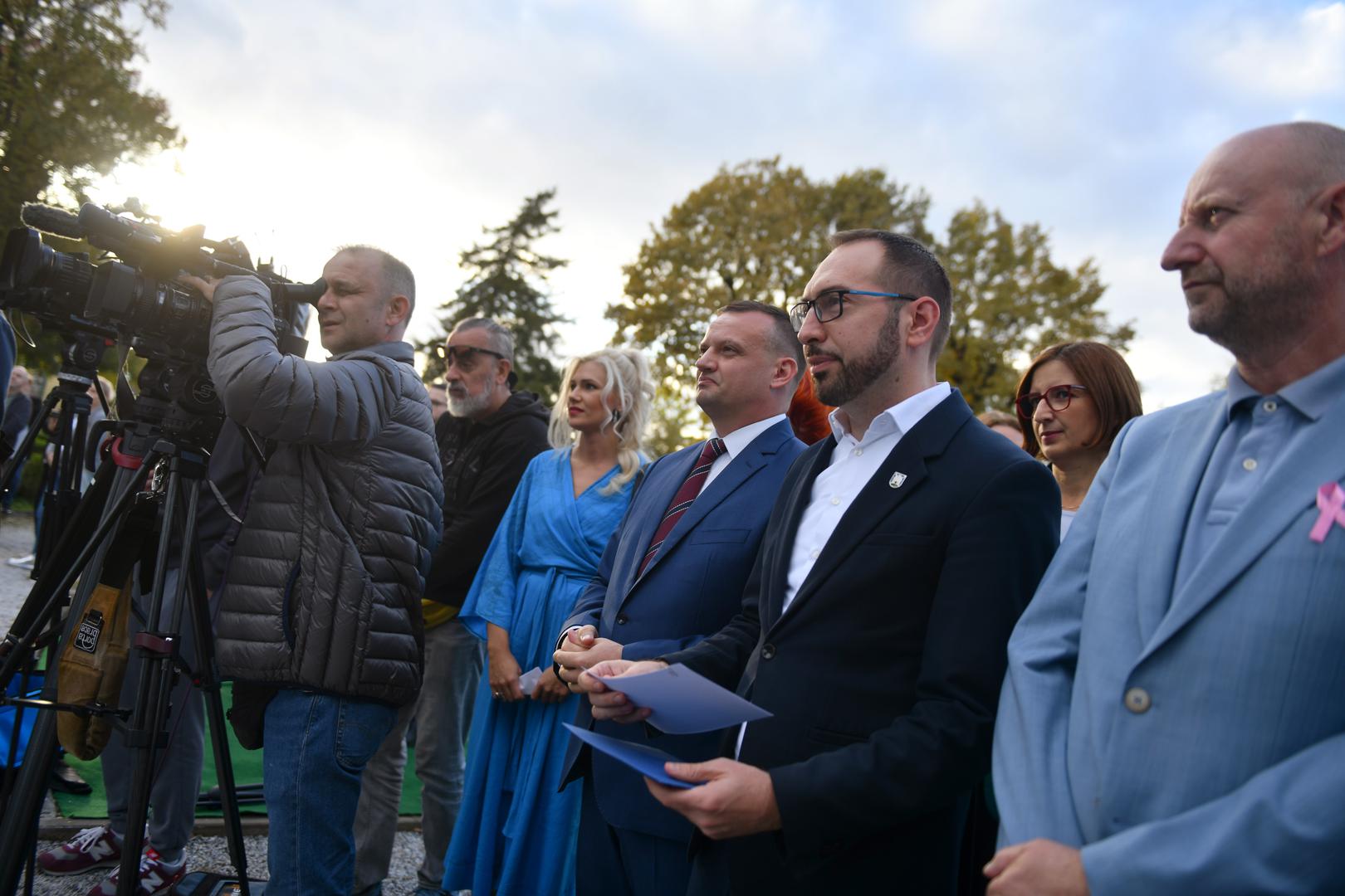 9.10.2024., Park Vranyczany, Oroslavje, Hrvatska - Otkrivanje spomenika Josipu Mikulcu, prvom hrvatskom influenseru, poznatom kao Joza Putnik, autorice Adne Bakije, akademske kiparice. Adna Bakija, Viktor Simunic, Tomislav Tomasevic i Zeljko Kolar. Photo: Josip Mikacic/PIXSELL