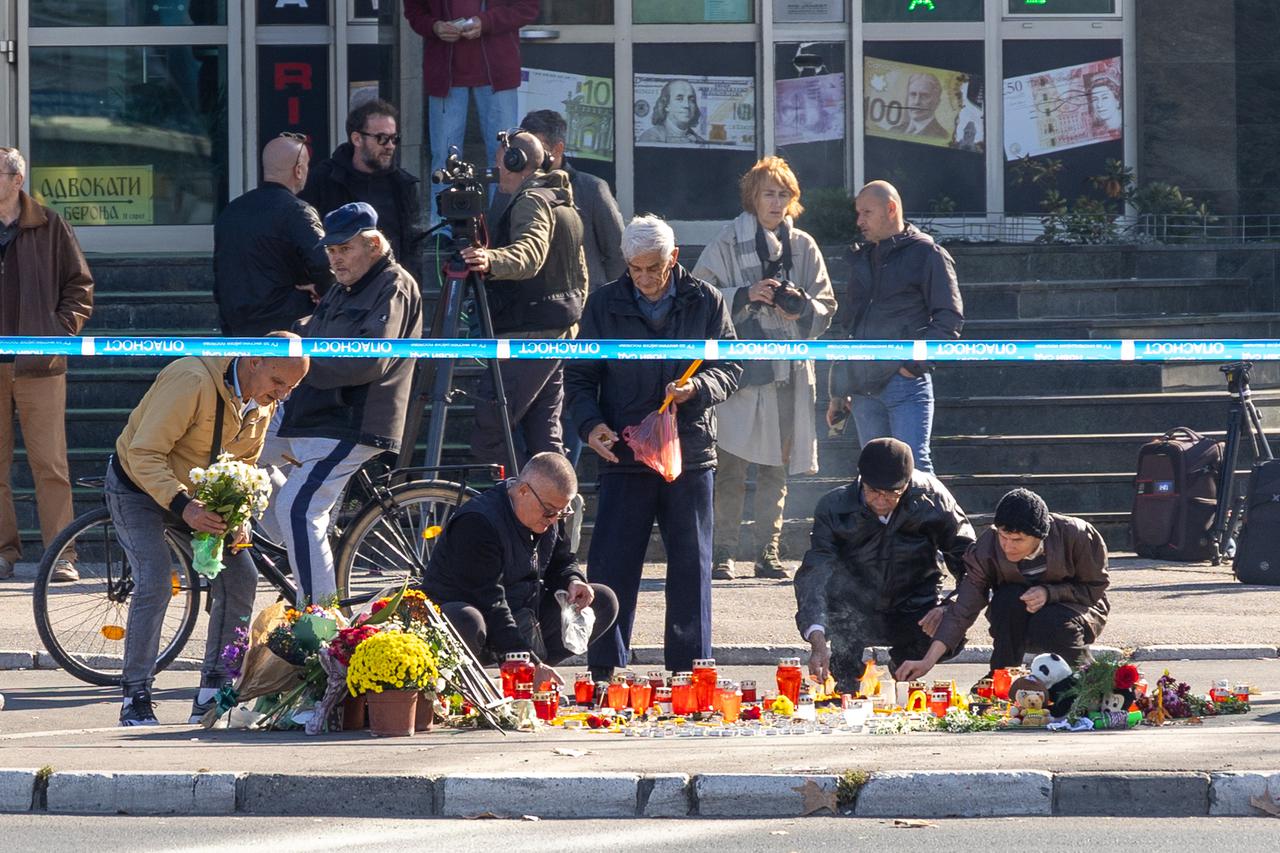 Novosađani pale svijeće za žrtve nezapamćene tragedije