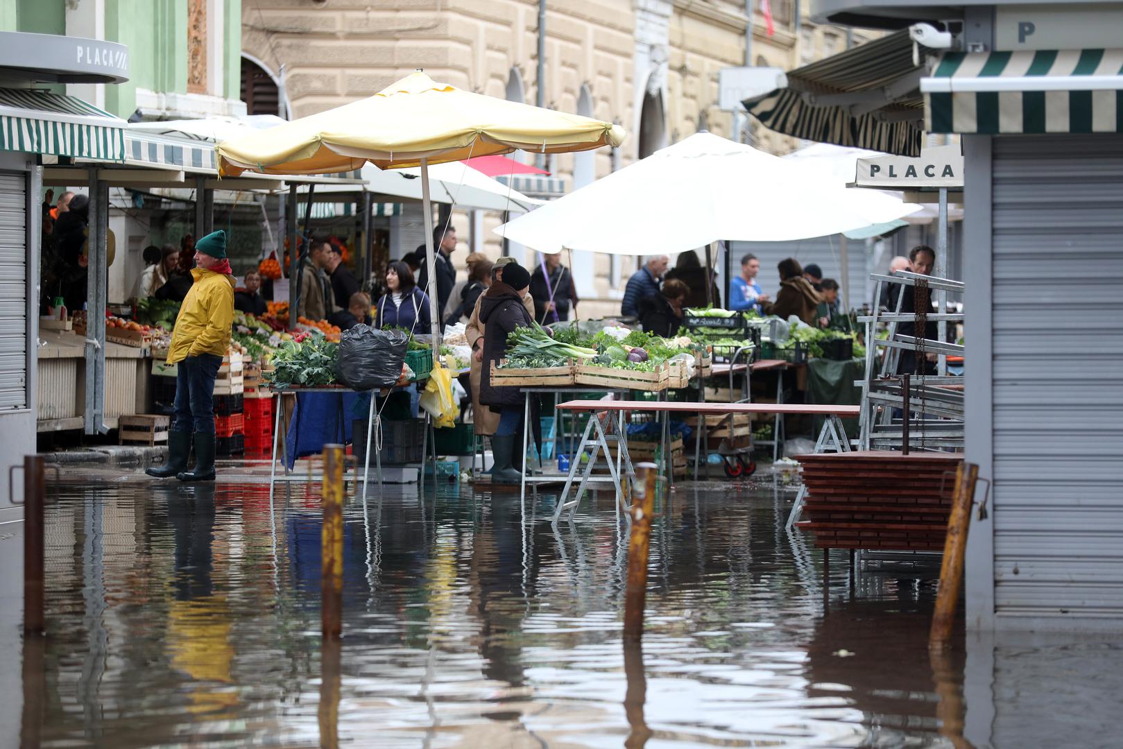 02.12.2023., Rijeka - Dijelovi gradske trznice i okolnih ulica pod vodom nakon jakog juga i kise. Photo: Goran Kovacic/PIXSELL