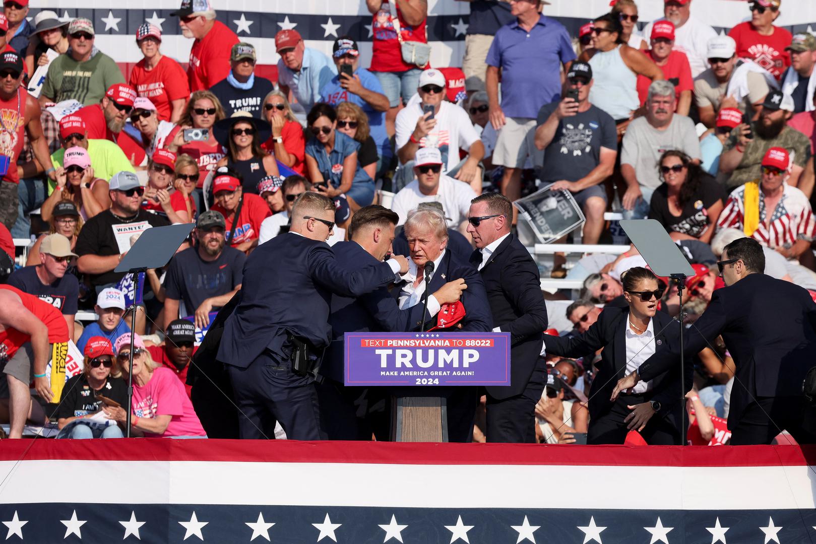 Republican presidential candidate and former U.S. President Donald Trump is assisted by U.S. Secret Service personnel after he was shot in the right ear during a campaign rally at the Butler Farm Show in Butler, Pennsylvania, U.S., July 13, 2024. REUTERS/Brendan McDermi Photo: BRENDAN MCDERMID/REUTERS