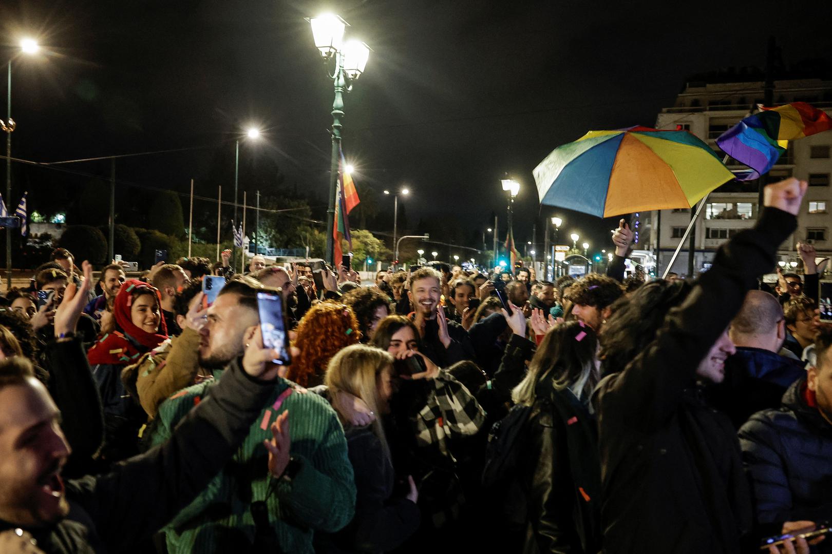 Dva su zastupnika bila suzdržana, a njih 46 nije sudjelovalo u glasačkom procesu, priopćili su iz parlamentarnog predsjedništva. 