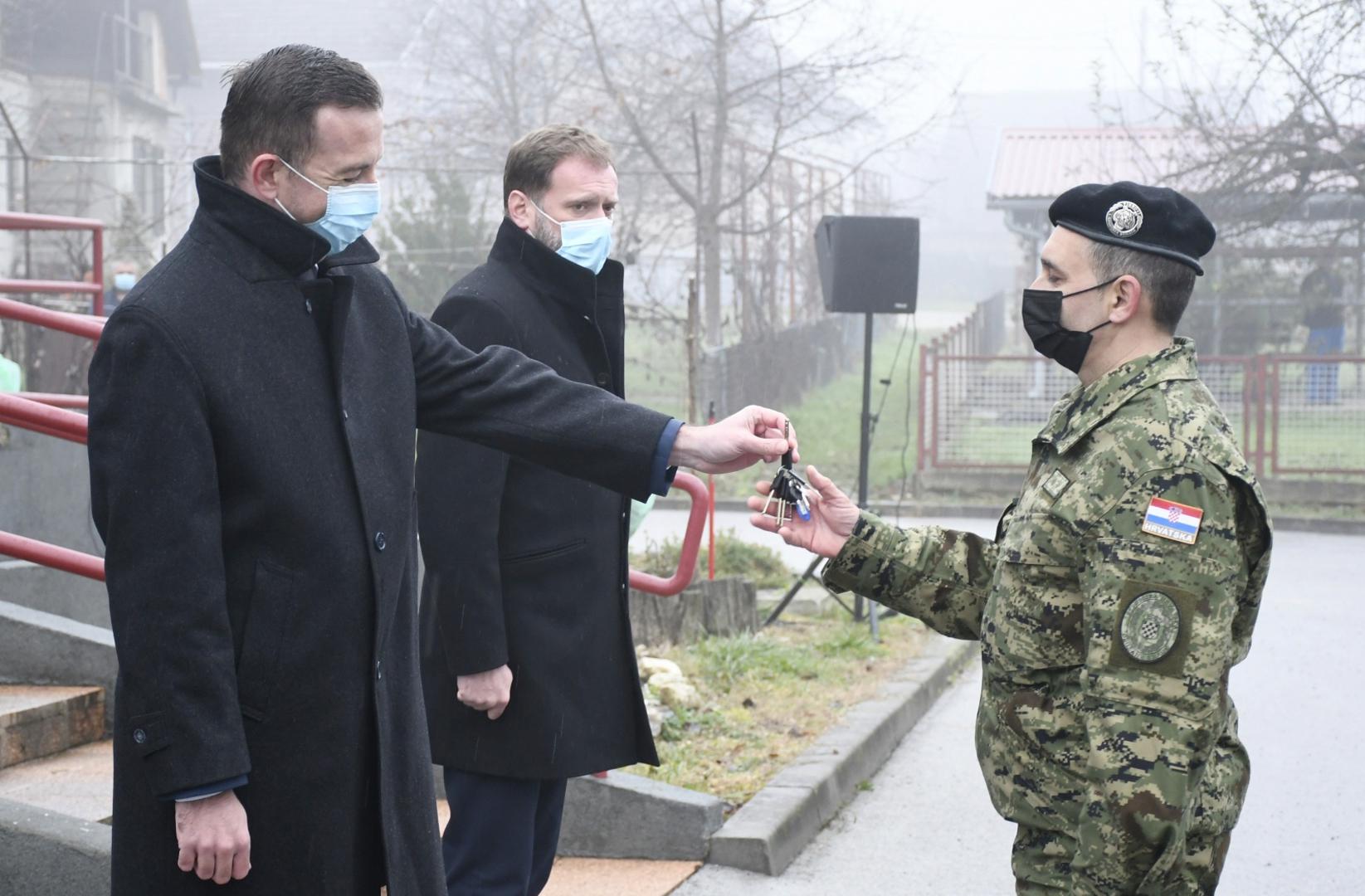 08.12.2020.,Petrinja - Ministar obrane Mario Banozic urucio je cetvorici pripadnika Hrvatske vojske ugovore o najmu stanova u Petrinji. Nazocili su  i nacelnik Glavnog stozera Oruzanih snaga RH admiral Robert Hranj, drzavni tajnik Sredisnjeg drzavnog ureda za obnovu Nikola Mazar, dozupan Roman Rosavec i zamjenica gradonacelnika Petrinje Viktorija Kaleb.
Photo: Nikola Cutuk/PIXSELL