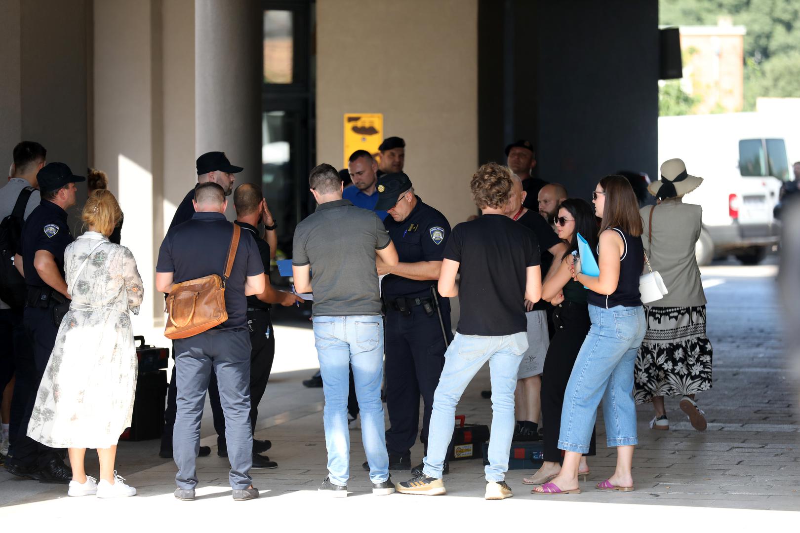 09.07.2024., Pula: Nemali broj interventnih policajaca, blokiran kvart, odvjetnici i rijetki stanari pulske poslovno-stambene zgrade popularne "Porecanke", obiljezili su ovo vruce pulsko jutro. Photo: Sasa Miljevic / PIXSELL/PIXSELL