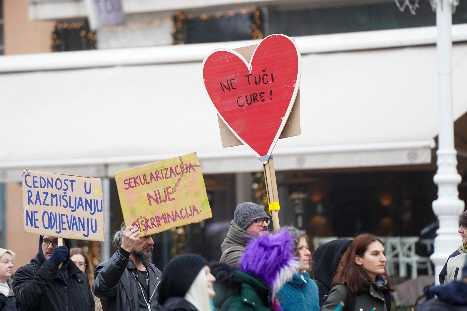 4.1.2025., Zagreb - Kao i svake prve subote u mjesecu, na Trgu bana Josipa Jelačića okupili su se molitelji s jedne strane i prosvjednici sa druge. Photo: Patricija Flikac/PIXSELL