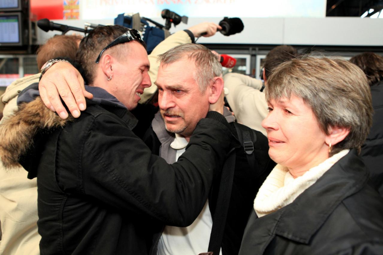 \'23.02.2011. Pleso, Zagreb-Povratak radnika Viadukta iz Libije. Na aerodromu Pleso docekala ih je rodbina i prijatelji. Photo: Boris Scitar/PIXSELL\'