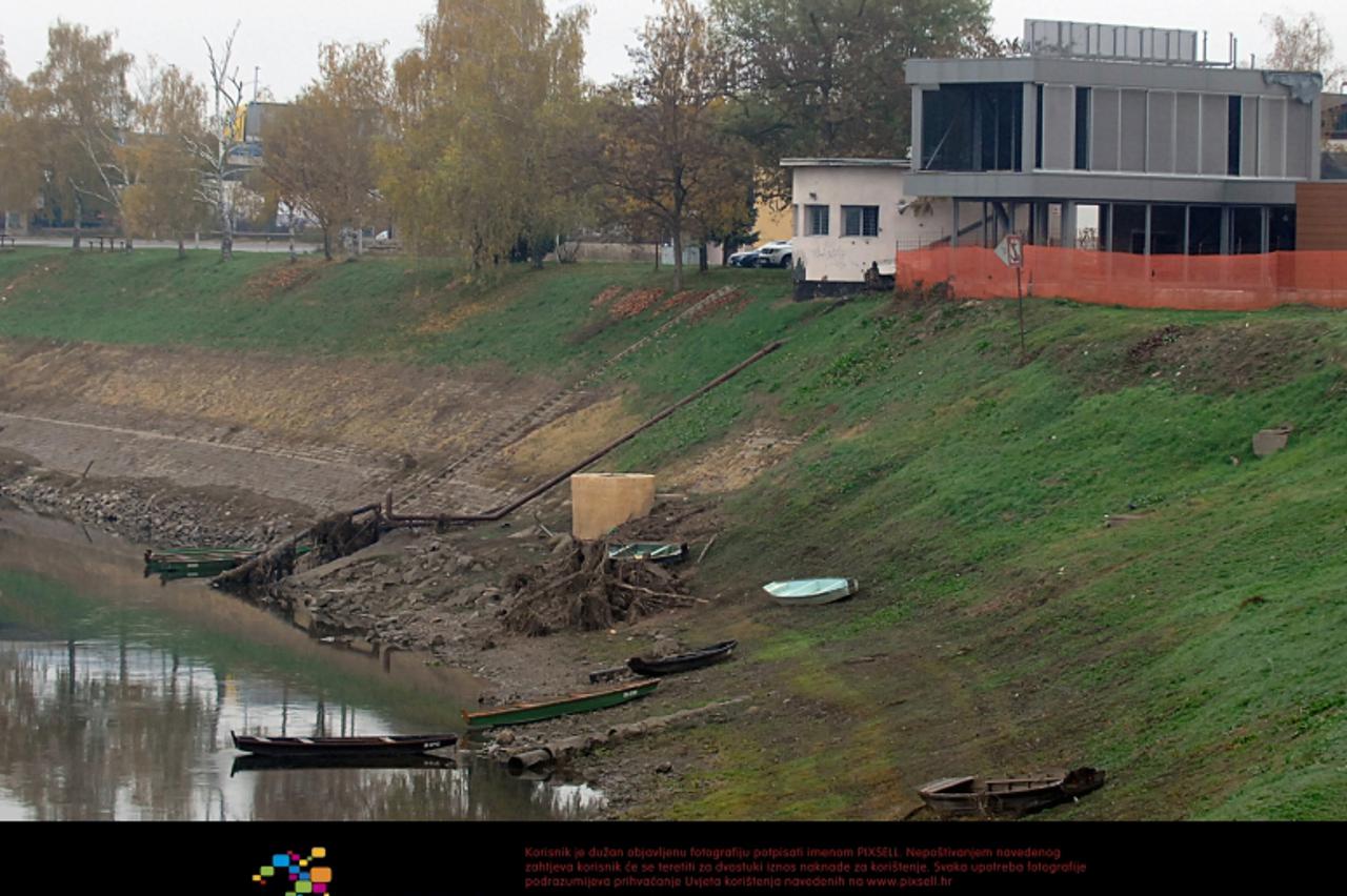 \'10.11.2011., Sisak - Tvrtka Gras vidikovac na obali Kupe gradila je vise od 5 godina, a zbog nedostatka novca njen vlasnik Zdenko Marcelja odlucio je odustati iako je najveci dio posla napravljen. P