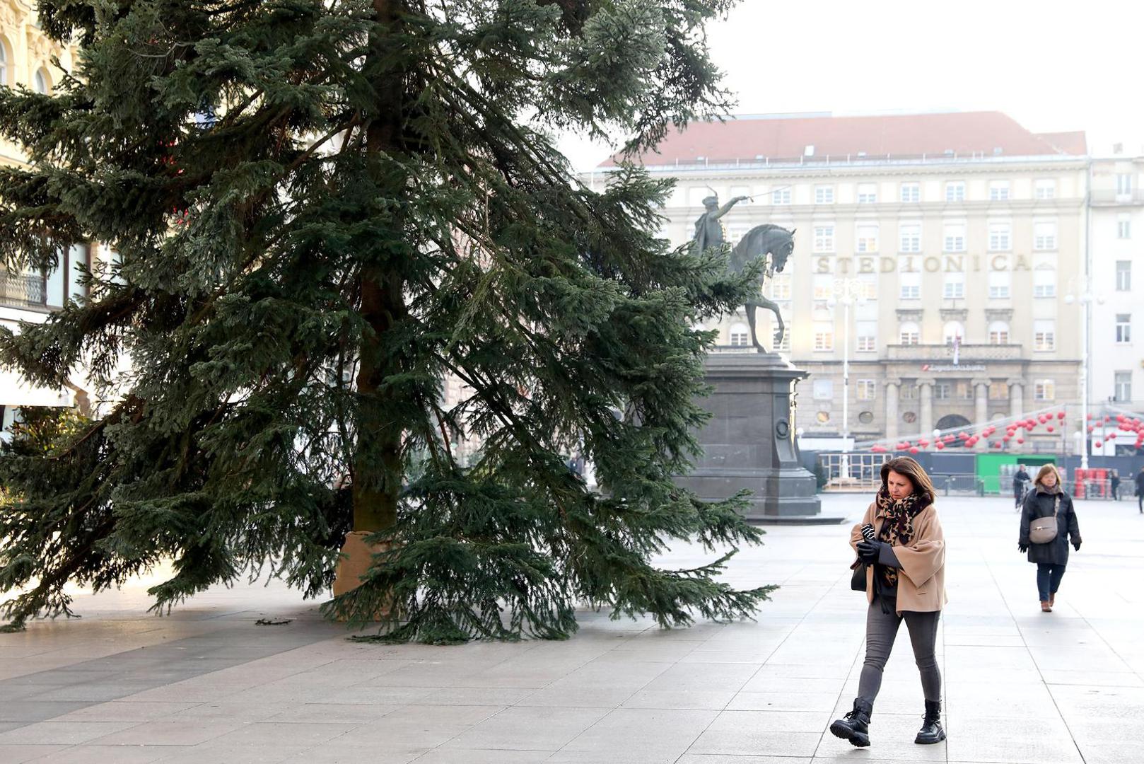 Do Božića je manje od mjesec dana, a na Trgu bana Jelačiča jutros je postavljeno božićno drvce. 