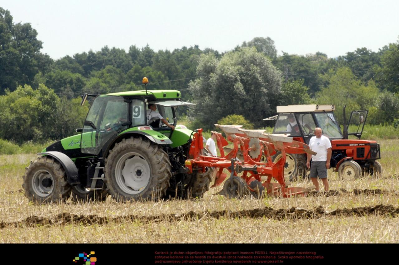 '13.07.2009., Varazdin - Zupanijsko natjecanje varazdinskih poljoprivrednika u oranju Photo: Marko Jurinec/Vecernji list'