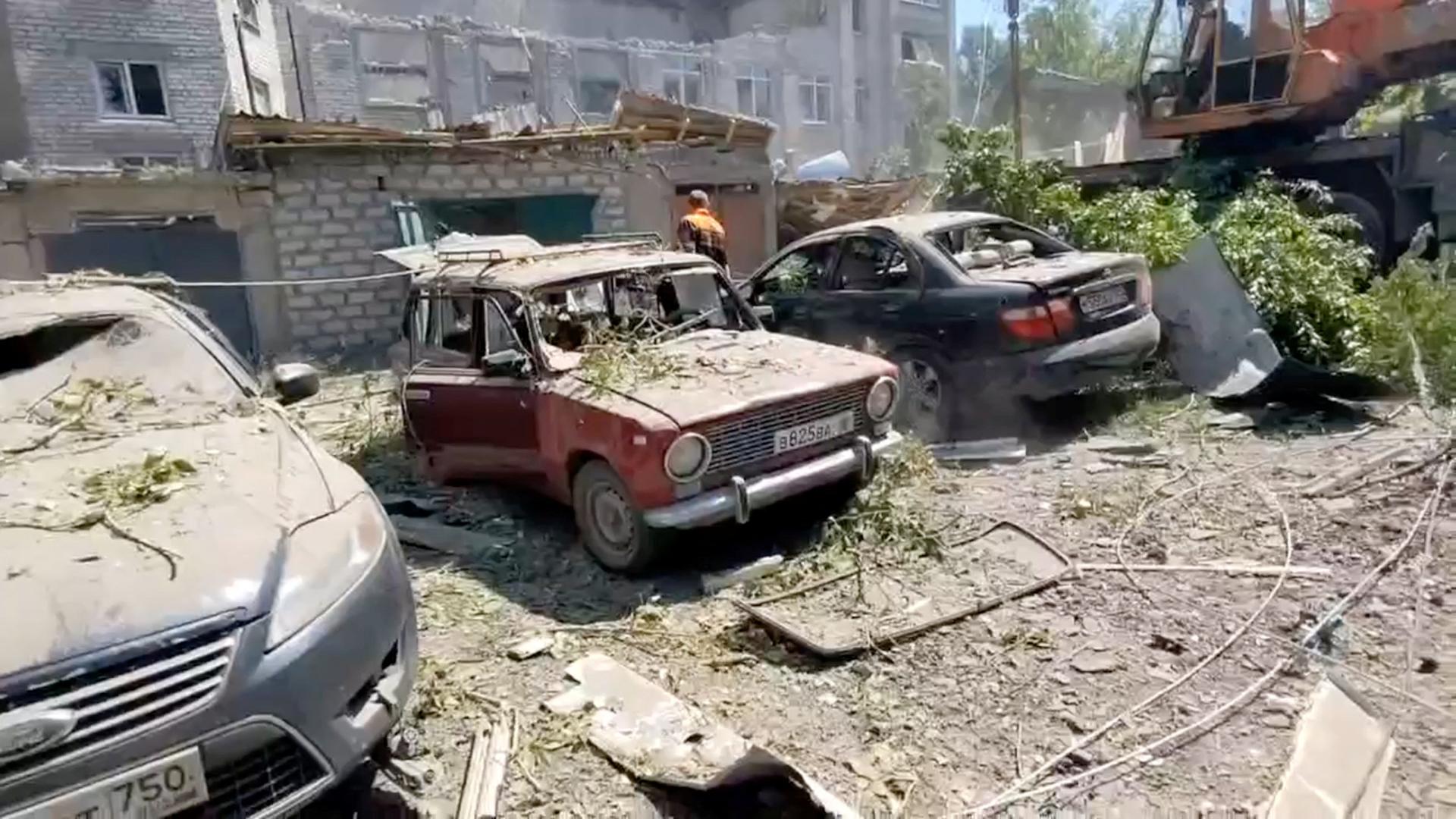 A view shows a destroyed building and cars following what local Russian-installed authorities called a Ukrainian military strike in the settlement of Yubileiny in the Luhansk region, Russian-controlled Ukraine, in this still image from video released May 20, 2024. Leonid Pasechnik Telegram channel/Handout via REUTERS ATTENTION EDITORS - THIS IMAGE HAS BEEN SUPPLIED BY A THIRD PARTY. NO RESALES. NO ARCHIVES. MANDATORY CREDIT. Photo: Leonid Pasechnik Telegram channe/REUTERS