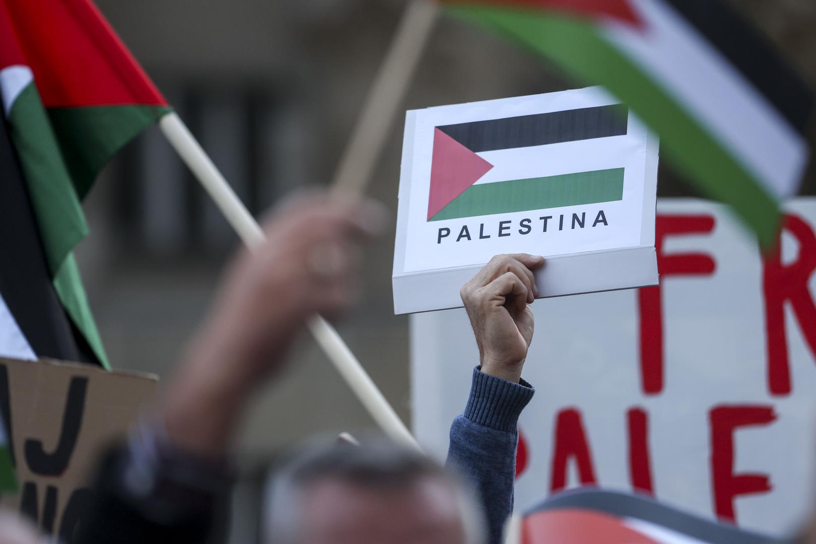 25.10.2023., Zagreb - Prosvjed Solidarno s Palestinom na Trgu zrtava fasizma. Ovaj prosvjed je dio globalnog odgovora na situaciju u kojoj se Gaza nemilosrdno bombardira svakoga dana, u kojoj nevjerojatan broj ljudi gubi svoje zivote.
 Photo: Igor Kralj/PIXSELL