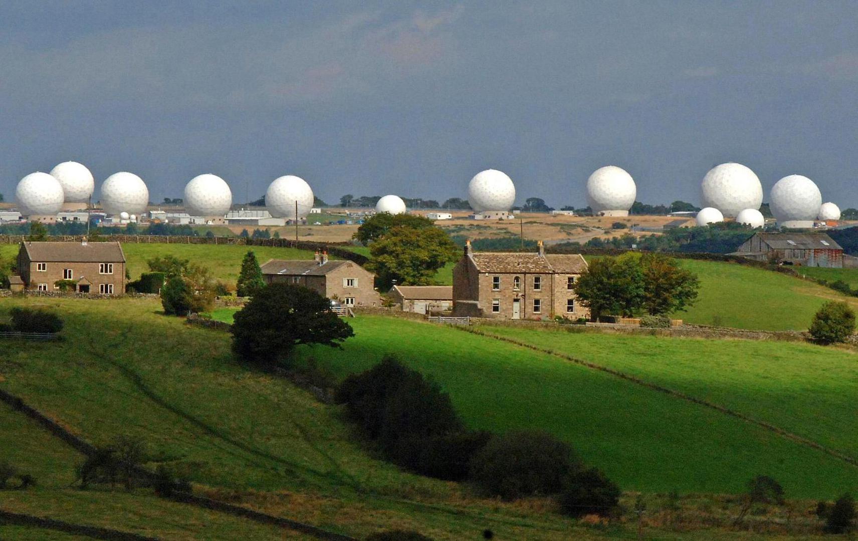 RAF Menwith Hill (Sjeverni Yorkshire): Kompleks zgrada i kupola služi kao centar podrške za obavještajnu komunikaciju Velike Britanije i SAD-a. Navodno je svaki satelit dio Echelon sistema - tajne mreže kojom se presreću sve privatne i komercijalne komunikacije.