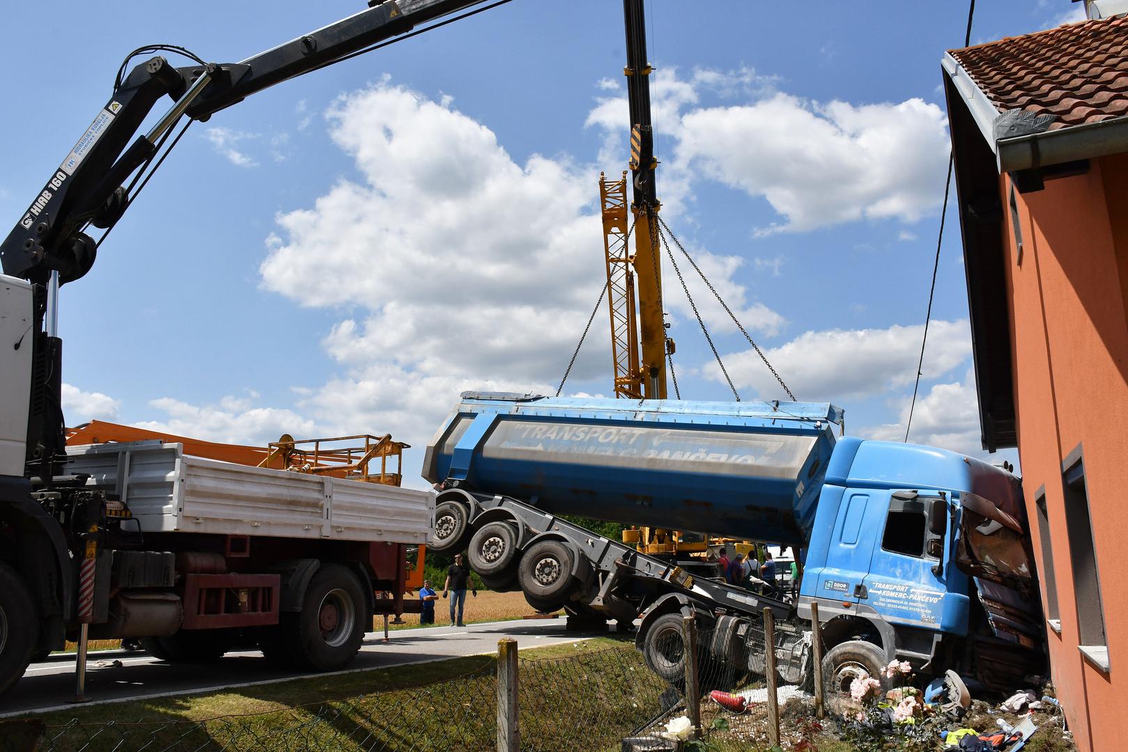 24.06.2020., Omanovac - U selu Omanovac pokraj Pakraca kamion natovaren vapnom zabio se u obiteljsku kucu. Vozac kamiona je zadobio teze ozljede i prevezen je u Opcu zupanijsku bolnicu Pakrac. U trenutku nesrece u kuci je bilo dvoje ukucana, sin i majka. Photo: Ivica Galovic/PIXSELL