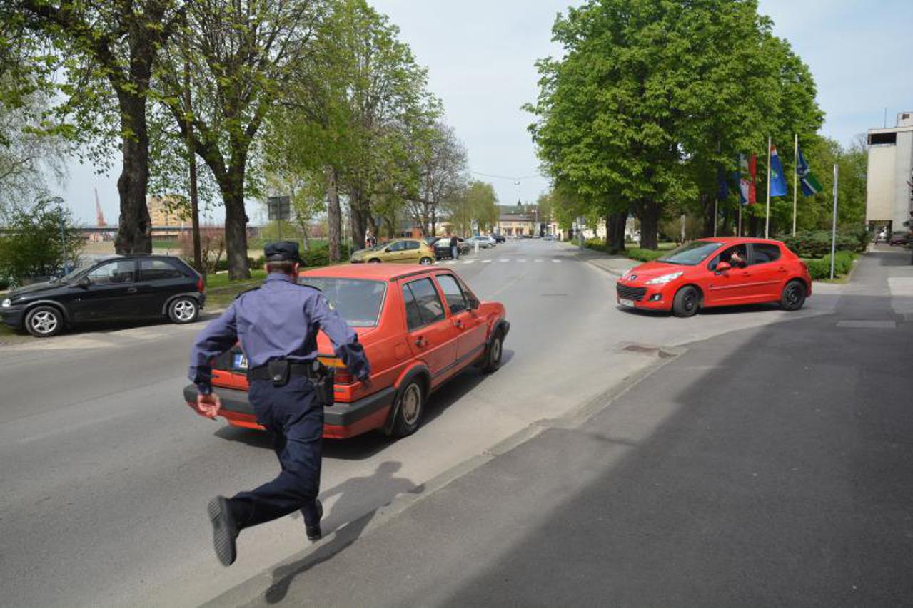 Policajac trčao za automobilom koji je vozio u krivom smjeru 