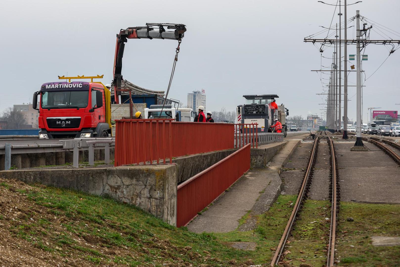 04.03.2024., Zagreb - Nova regulacija prometa radi radova sanacije prijelaznih naprava i izvanrednog odrzavanja Jadranskog mosta. Za vrijeme izvodjenja radova, za promet ce biti zatvoren istocni kolnik mosta, a sav promet odvijat ce se dvosmjerno po zapadnom kolniku, u dva prometna traka za svaki smjer. U zoni radova na Jadranskom mostu bit ce onemoguceno kretanje pjesaka i biciklista, koji ce biti preusmjereni preko starog Savskog mosta. Photo: Igor Kralj/PIXSELL