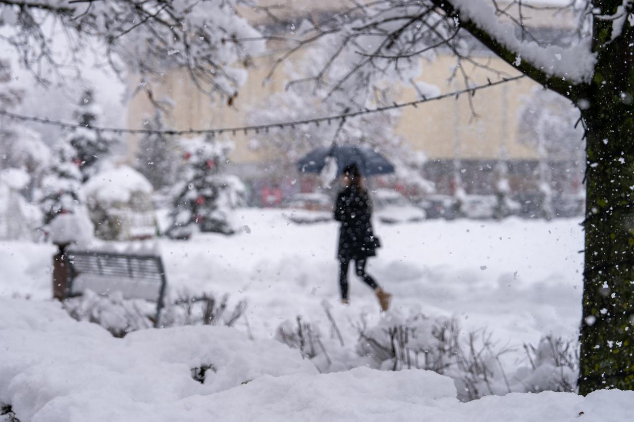 Gospić pod debelim snijegom, jutros izmjerena 23 centimetra