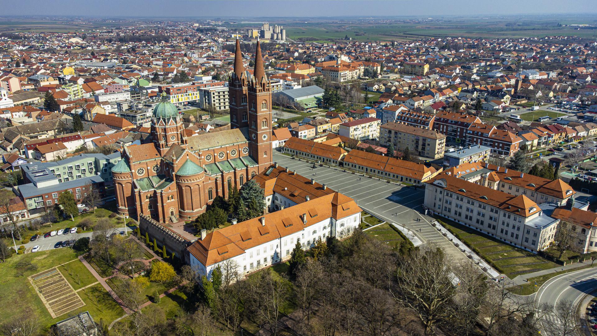 Katedrala sv. Ivana se smatra 'najljepšom crkvom između Venecije i Carigrada'. Plemenita vrsta konja proslavila je ime grada daleko izvan granica Hrvatske. 