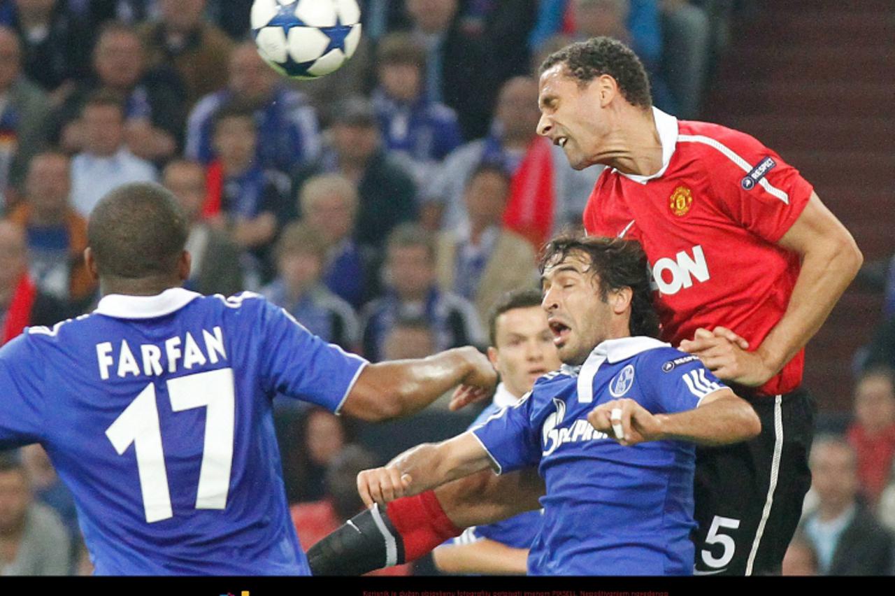 '26.04.2011, Veltins Arena, Gelsenkirchen, GER, UEFA CL, Halbfinale Hinspiel, Schalke 04 (GER) vsManchester United (ENG), im Bild Kopfball Rio Ferdinand (Manchester #5) vs Raul Gonzalez (Schalke ESP #