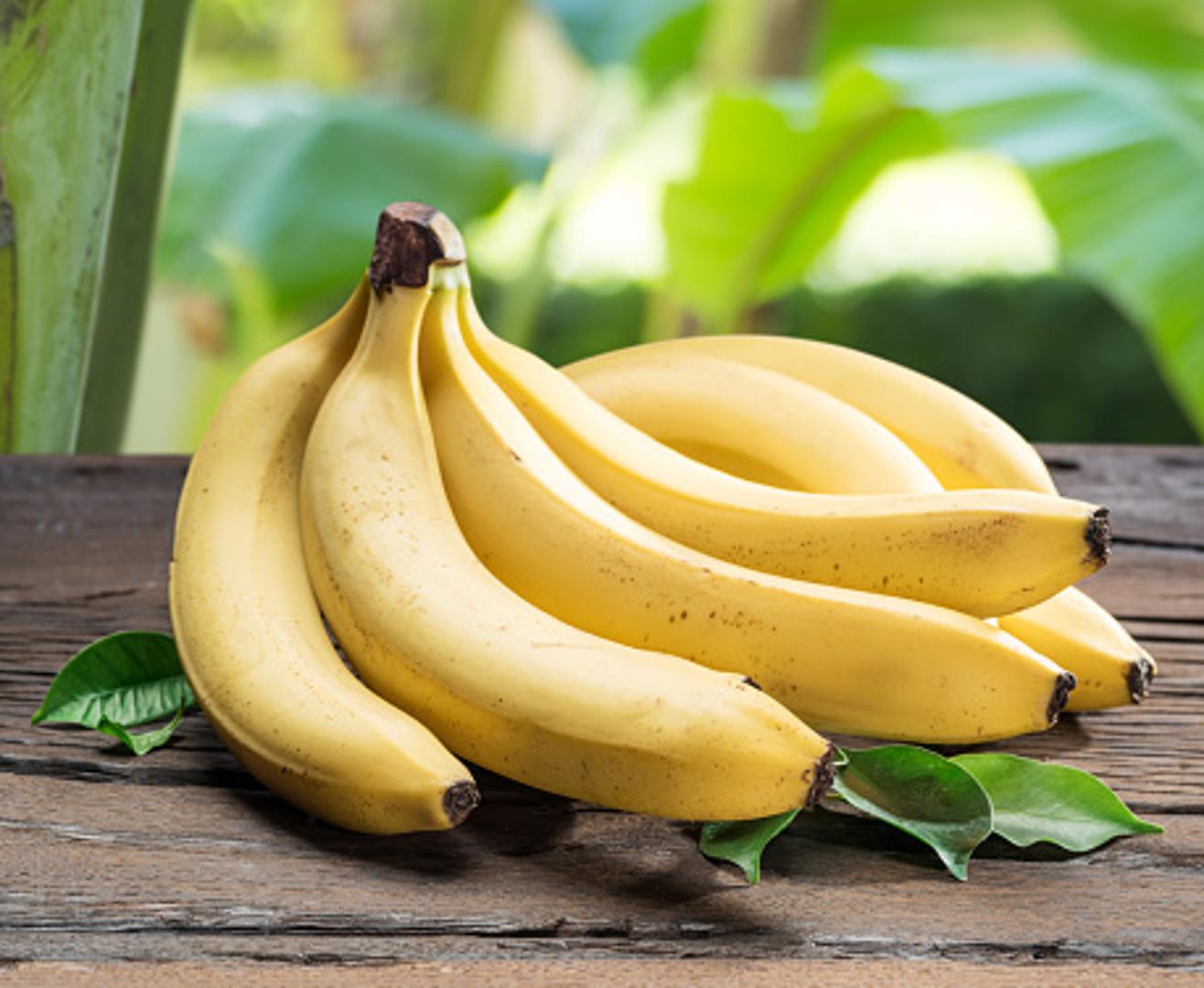Banane: Utječu na lijekove za visoki krvni tlak i srce. "ACE inhibitori i ARB-i imaju tendenciju da pogoduju zadržavanju kalija u bubrezima. Dok se većina ljudi na to prilagođava bez problema, nekima se razina kalija povećava - osobito starijim osobama ili osobama s bubrežnom bolešću. Za ovu skupinu, jedenje velikih količina hrane bogate kalijem, poput banana može prekomjerno povisiti te razine, što dovodi do slabosti, umora i abnormalnog srčanog ritma“, navode stručnjaci.