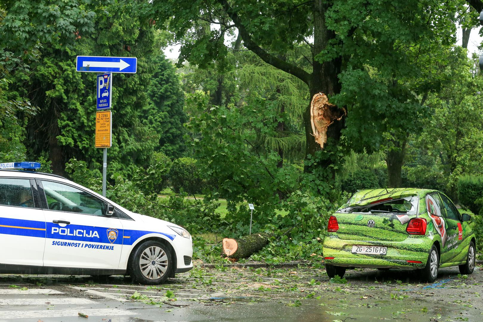 U parku u centru grada odlomila se velika grana te oštetila automobil. 