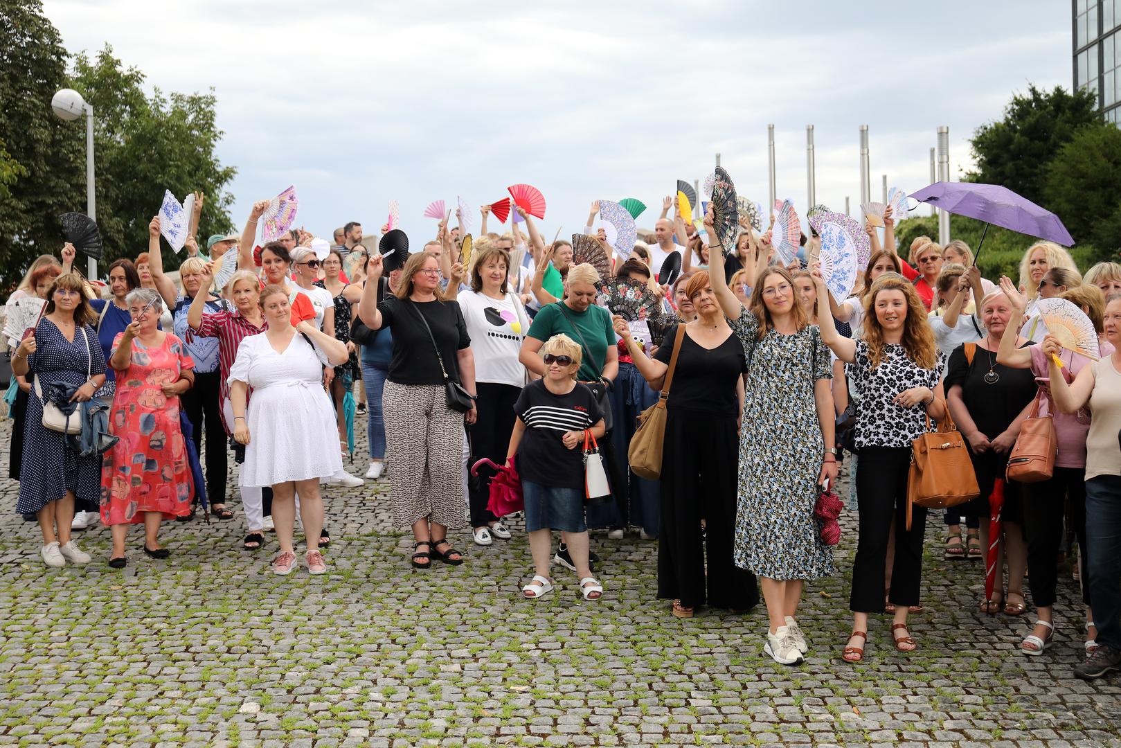 25.07.2023., Zagreb,  Pravosudni sluzbenici koji su vec osmi tjedan u strajku dosli su izraziti svoje nezadovoljstvo s pregovorima ispred Kongresne dvorane gdje se odrzava 256.sjednica Gospodarsko-socijalnog vijeca na kojoj se prezentira prijedlog zakona o placama u drzavnoj sluzbi i javnim sluzbama Photo: Emica Elvedji/PIXSELL