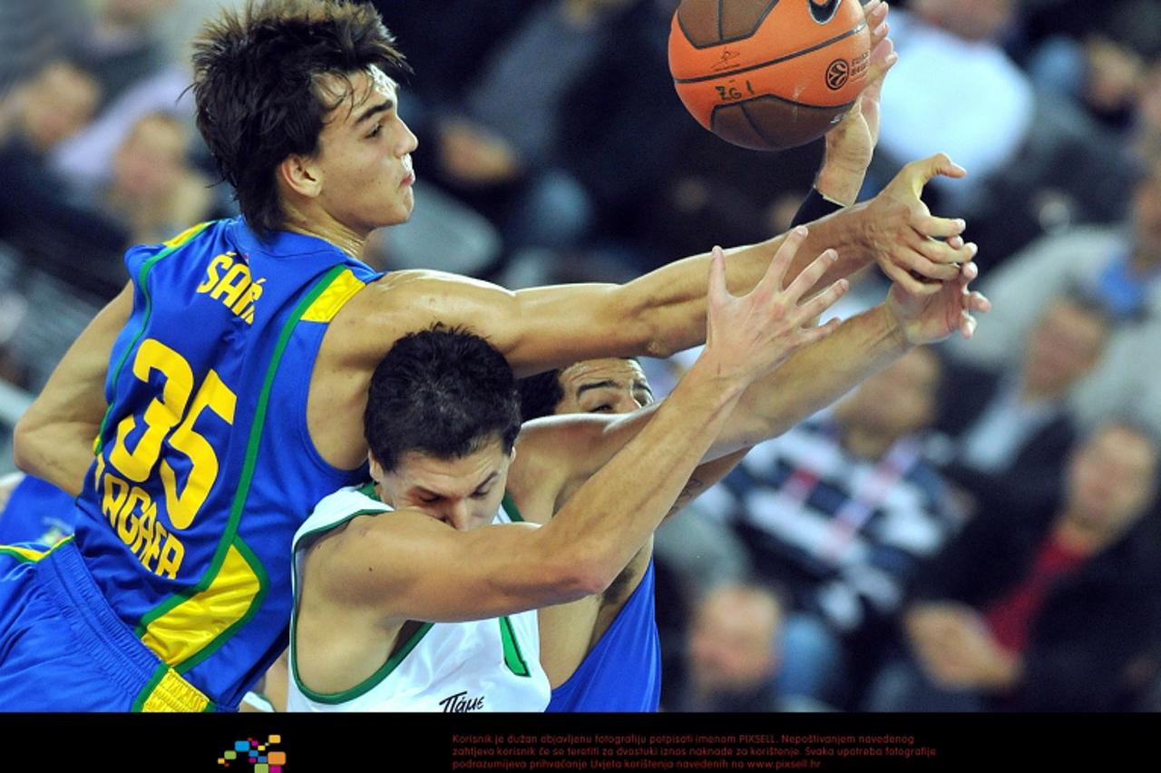 '26.10.2011., Arena Zagreb, Zagreb - Euroliga, 2. kolo, KK Zagreb CO - Panathinaikos. Dario Saric, Dimitris Diamantidis.  Photo: Goran Stanzl/PIXSELL'