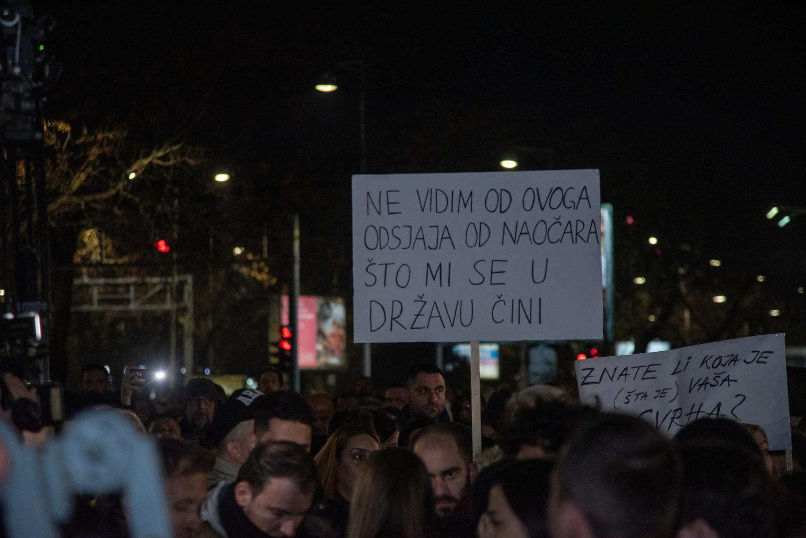 Politički čelnici crnogorskog sigurnosnog sektora, inače funkcioneri Demokratske Crne Gore, jedna od političkih partija vlasti, uoči prosvjeda tvrdsili su da iz prosvjednika stoji bivši predsjednik Crne Gore Milo Đukanović i njegova Demokratska partija socijalista.