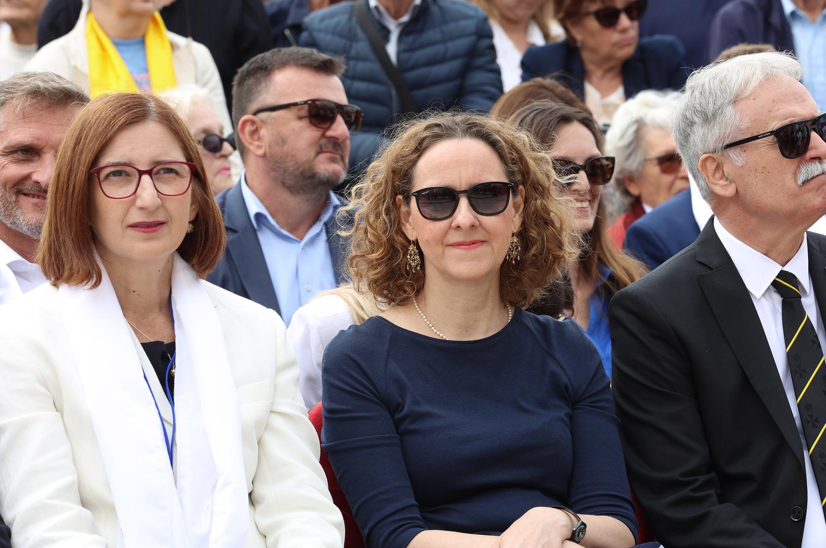 Svoju čestitku povodom najvećeg splitskog blagdana uputila je i ministrica kulture i medija Nina Obuljen Koržinek rekavši da joj je drago što se opet u Splitu može, hodajući kroz grad zajedno sa svim hodočasnicima, pokloniti sv. Duji, ali i toj vrijednoj tradiciji koju čuvamo i njegujemo. 