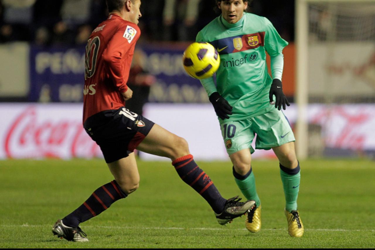 \'04.12.2010, Estadio Reyno de Navarra, Pamplona, ESP, Primera Division, Real Madrid vs FC Valencia, im Bild Osasuna\'s Patxi Punal (l) and FC Barcelona\'s Lionel Messi   Foto Uu0300 nph / Acero\'