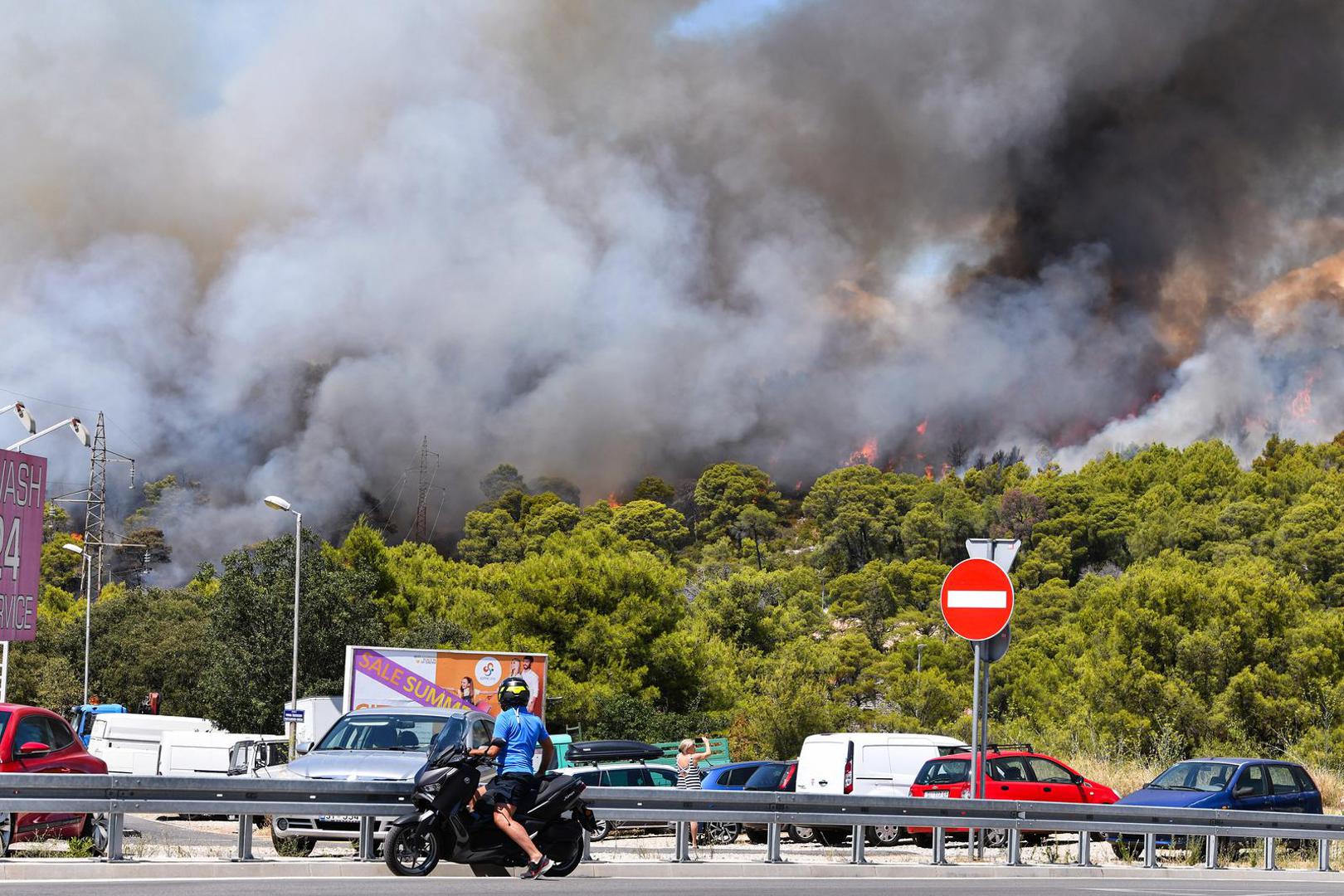 Na području Rokića kod Šibenika nešto prije 13 sati izbio je požar.