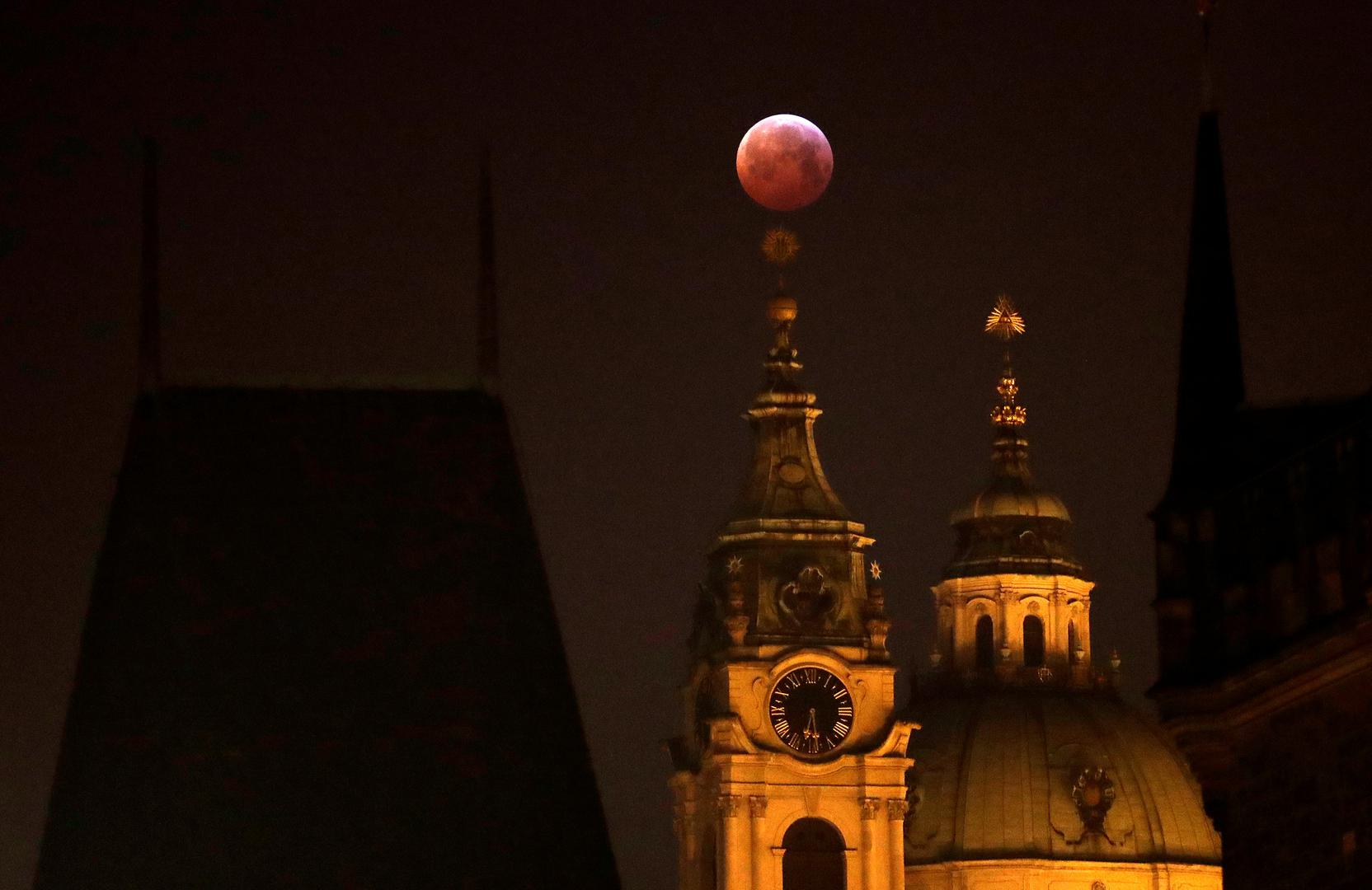 Ulaskom Mjeseca u Zemljinu sjenu dogodila se pomrčina Mjeseca koju su zabilježili brojni fotoaparati i kamere diljem svijeta.