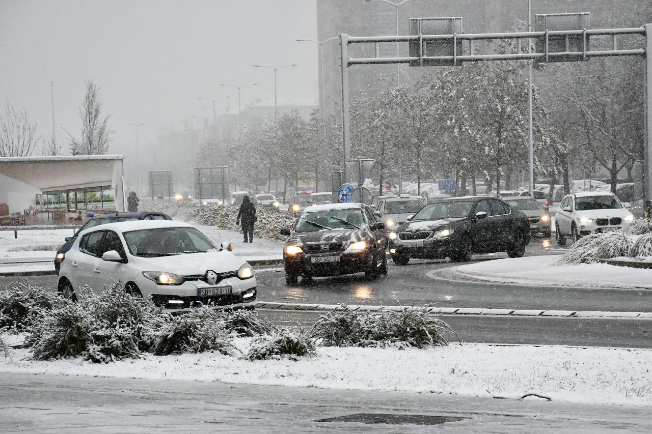 Slavonski Brod: Gusti snijeg stvara probleme i zastoje u prometu