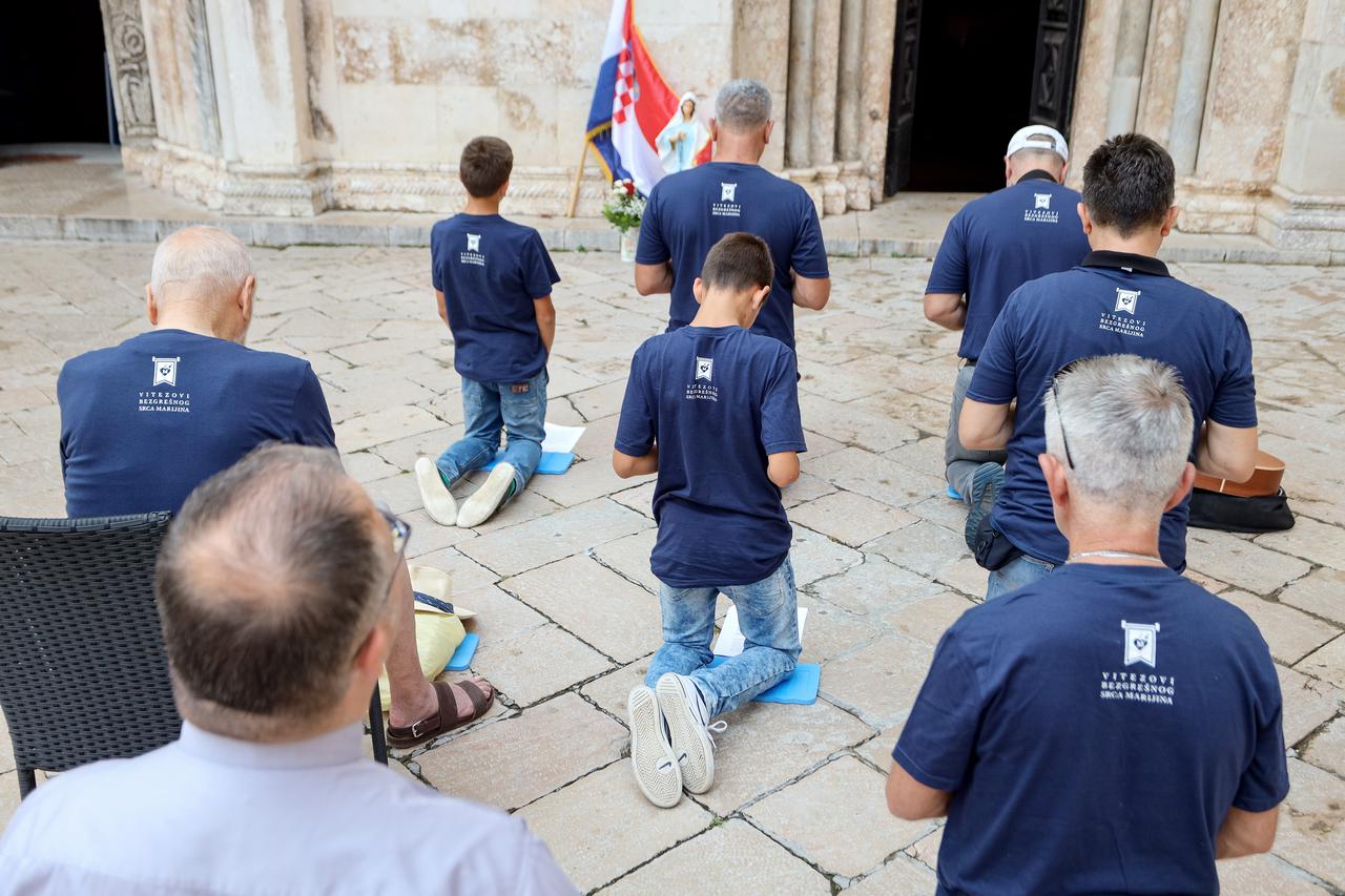 Zagreb: Muškarci na molitvi krunice na Trgu bana Jelačića